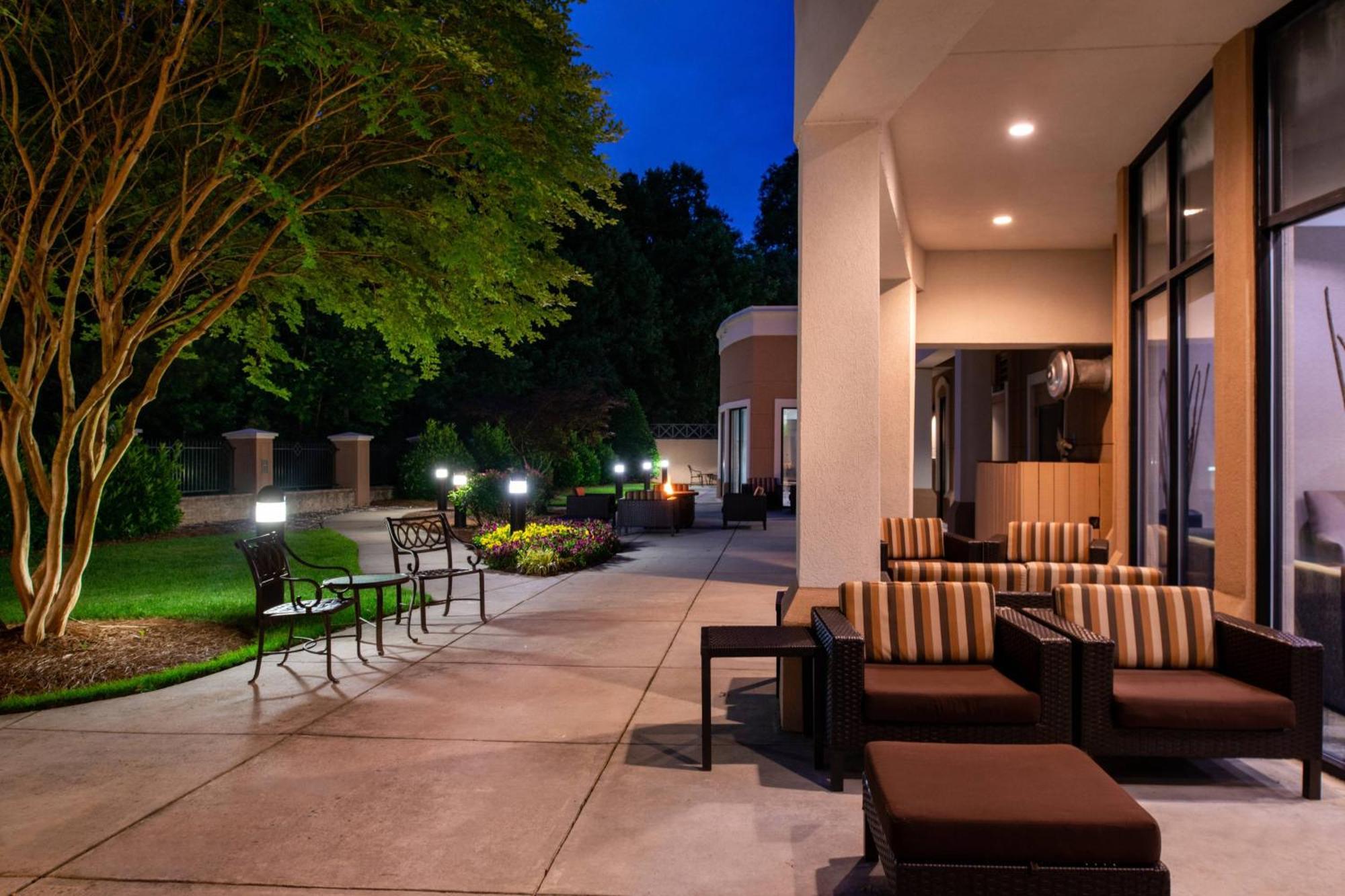 Courtyard High Point Hotel Екстериор снимка