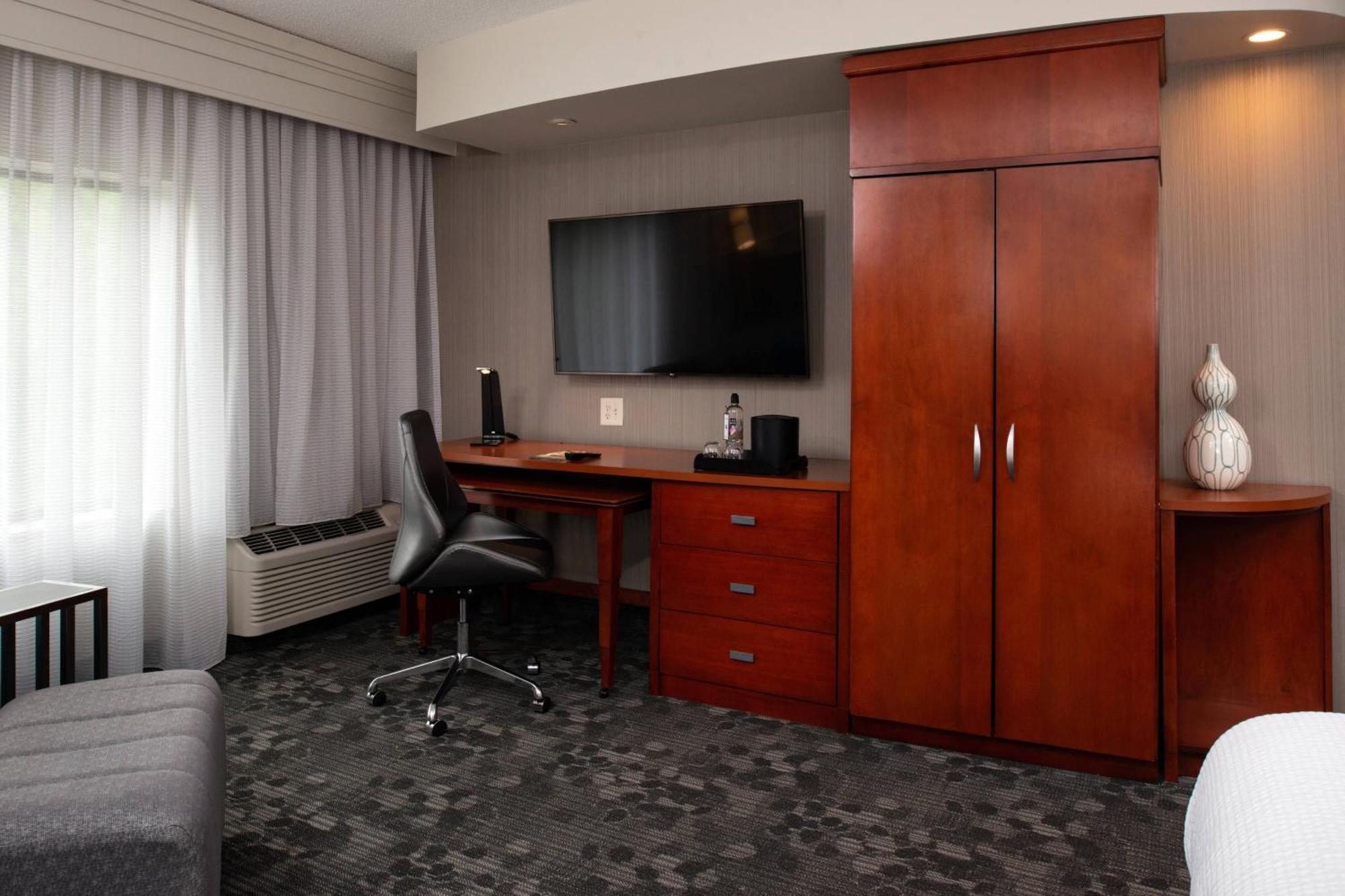 Courtyard High Point Hotel Екстериор снимка
